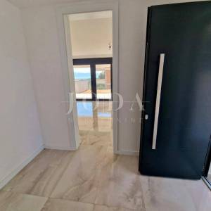 Moderni apartman s okućnicom, novogradnja na otoku Krku