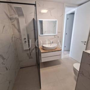 Moderni apartman s okućnicom, novogradnja na otoku Krku