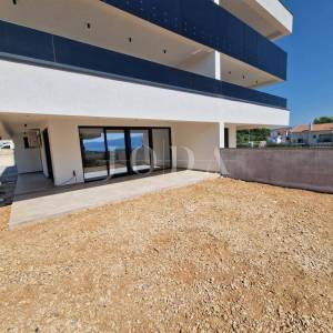 Moderni apartman s okućnicom, novogradnja na otoku Krku