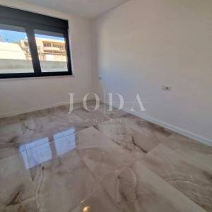 Moderni apartman s okućnicom, novogradnja na otoku Krku