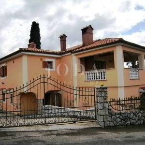 Moderno opremljena kuća s velikom okućnicom 
