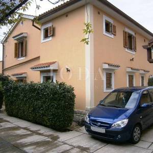 Moderno opremljena kuća s velikom okućnicom 