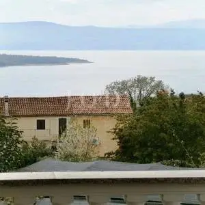 Moderno opremljena kuća s velikom okućnicom 