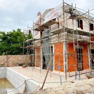 Na prodaju kuća u gradnji s bazenom – Bale, okolica