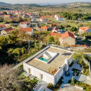 Nerežišća, Villa sa bazenom