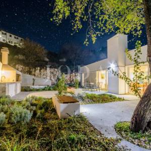 Nerežišća, Villa sa bazenom