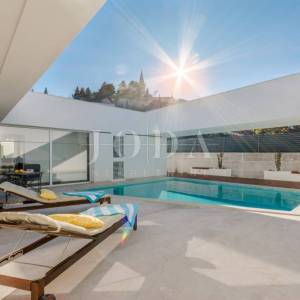 Nerežišća, Villa sa bazenom