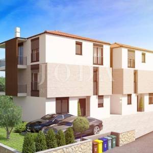 Njivice - dvoetažni apartman u blizini plaže