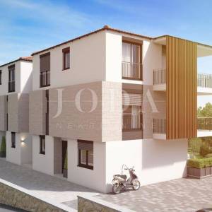 Njivice - dvoetažni apartman u blizini plaže