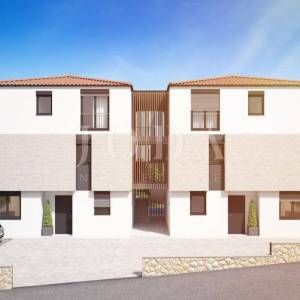 Njivice - dvoetažni apartman u blizini plaže