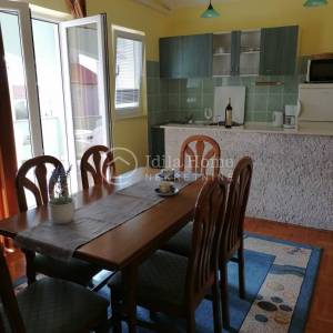 NOVALJA/KUĆA SA TRI APARTMANA/POGLED NA MORE/PRILIKA!