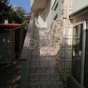NOVALJA/KUĆA SA TRI APARTMANA/POGLED NA MORE/PRILIKA!