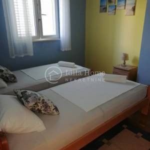 NOVALJA/KUĆA SA TRI APARTMANA/POGLED NA MORE/PRILIKA!