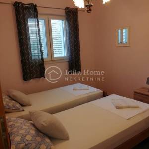 NOVALJA/KUĆA SA TRI APARTMANA/POGLED NA MORE/PRILIKA!