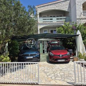 NOVALJA/KUĆA SA TRI APARTMANA/POGLED NA MORE/PRILIKA!