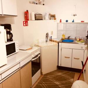 Novi Vinodolski, 110m2, kuća s 3 stana, garaža i okućnica
