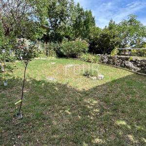 Novi Vinodolski, 110m2, kuća s 3 stana, garaža i okućnica