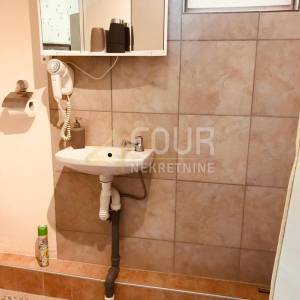 Novi Vinodolski, 110m2, kuća s 3 stana, garaža i okućnica