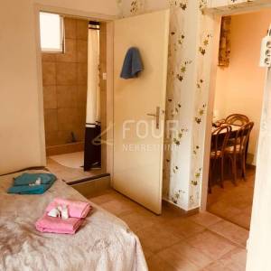Novi Vinodolski, 110m2, kuća s 3 stana, garaža i okućnica