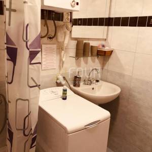 Novi Vinodolski, 110m2, kuća s 3 stana, garaža i okućnica