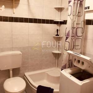 Novi Vinodolski, 110m2, kuća s 3 stana, garaža i okućnica