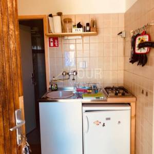 Novi Vinodolski, 110m2, kuća s 3 stana, garaža i okućnica