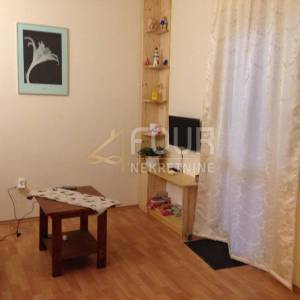 Novi Vinodolski, 110m2, kuća s 3 stana, garaža i okućnica