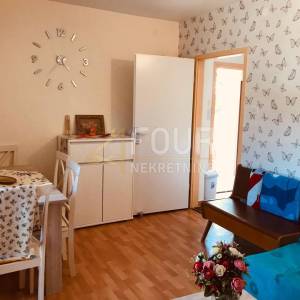Novi Vinodolski, 110m2, kuća s 3 stana, garaža i okućnica