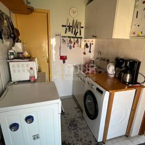 Novi Vinodolski, 110m2, kuća s 3 stana, garaža i okućnica