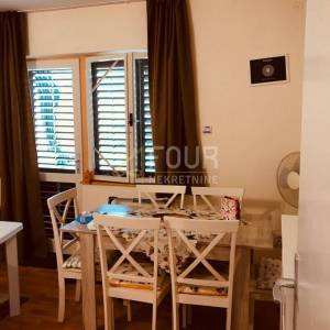 Novi Vinodolski, 110m2, kuća s 3 stana, garaža i okućnica