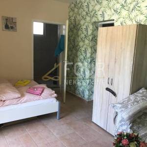 Novi Vinodolski, 110m2, kuća s 3 stana, garaža i okućnica