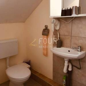 Novi Vinodolski, 110m2, kuća s 3 stana, garaža i okućnica