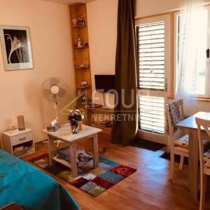 Novi Vinodolski, 110m2, kuća s 3 stana, garaža i okućnica