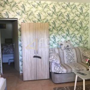 Novi Vinodolski, 110m2, kuća s 3 stana, garaža i okućnica