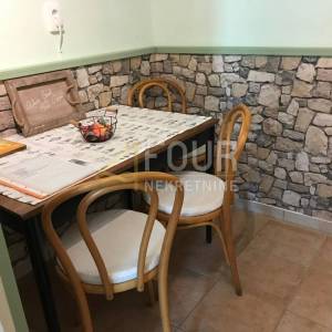 Novi Vinodolski, 110m2, kuća s 3 stana, garaža i okućnica