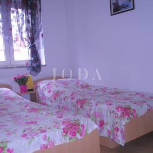 Novi Vinodolski, apartmanska kuća sa poslovnim prostorom