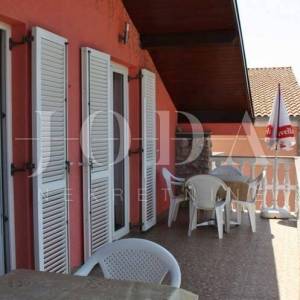 Novi Vinodolski, apartmanska kuća sa poslovnim prostorom