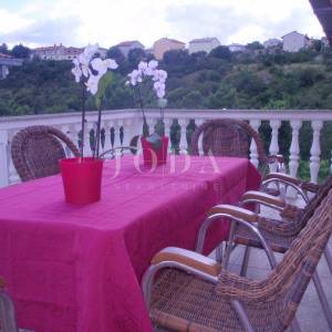Novi Vinodolski, apartmanska kuća sa poslovnim prostorom