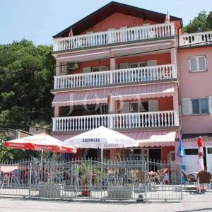 Novi Vinodolski, apartmanska kuća sa poslovnim prostorom
