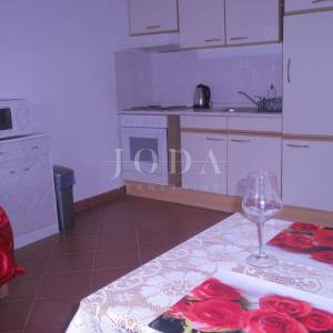Novi Vinodolski, apartmanska kuća sa poslovnim prostorom