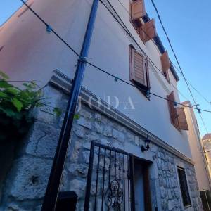 Novi Vinodolski, centar, novogradnja sa tri stana