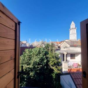 Novi Vinodolski, centar, novogradnja sa tri stana