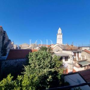 Novi Vinodolski, centar, novogradnja sa tri stana