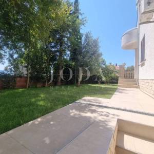 NOVI VINODOLSKI, etaža sa dvije stambene jedinice i okućnicom