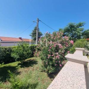 NOVI VINODOLSKI, etaža sa dvije stambene jedinice i okućnicom