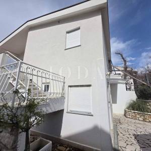 Novi Vinodolski, kuća drugi red od mora