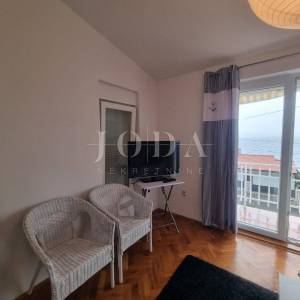Novi Vinodolski, kuća drugi red od mora