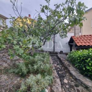 Novi Vinodolski, kuća drugi red od mora