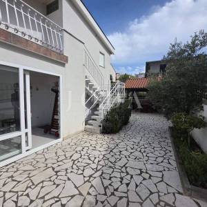 Novi Vinodolski, kuća drugi red od mora
