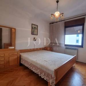 Novi Vinodolski-kuća sa 3 stambene jednice u centru grada